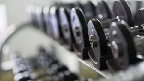 Mancuernas en un gimnasio Mancuernas en un gimnasio