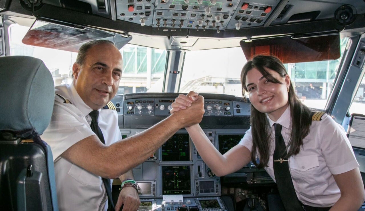 Luc&iacute;a y Pedro a borde del avi&oacute;n 