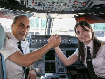 Lucía y Pedro a borde del avión Lucía y Pedro a borde del avión