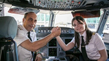 Luc&iacute;a y Pedro a borde del avi&oacute;n 