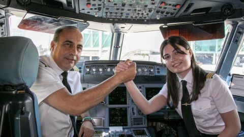 Luc&iacute;a y Pedro a borde del avi&oacute;n 