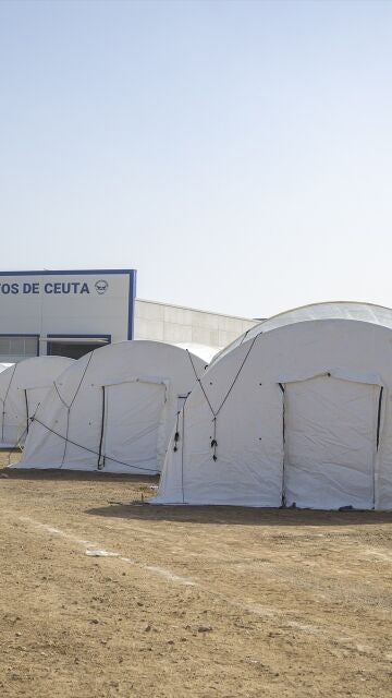 Imagen de algunas de las tiendas de campa&ntilde;a instaladas en Ceuta