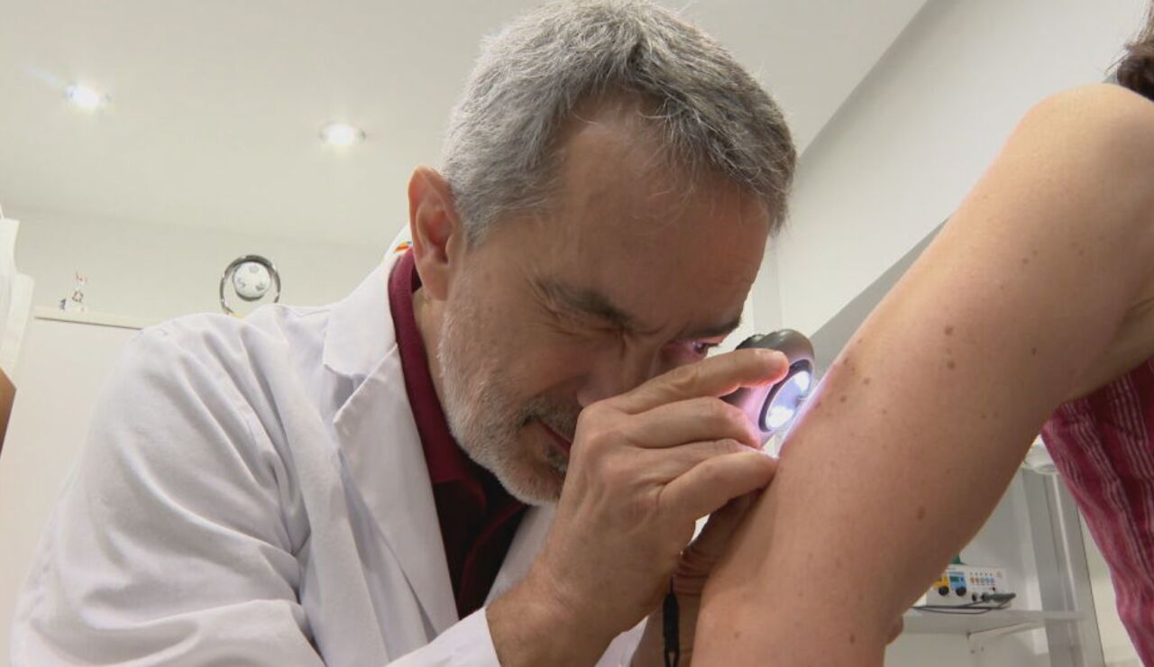 Imagen de un dermat&oacute;logo observando un lunar