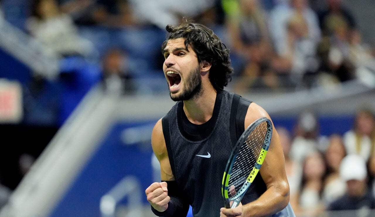 Carlos Alcaraz grita tras lograr un punto ante Ben Shelton en la Arthur Ashe