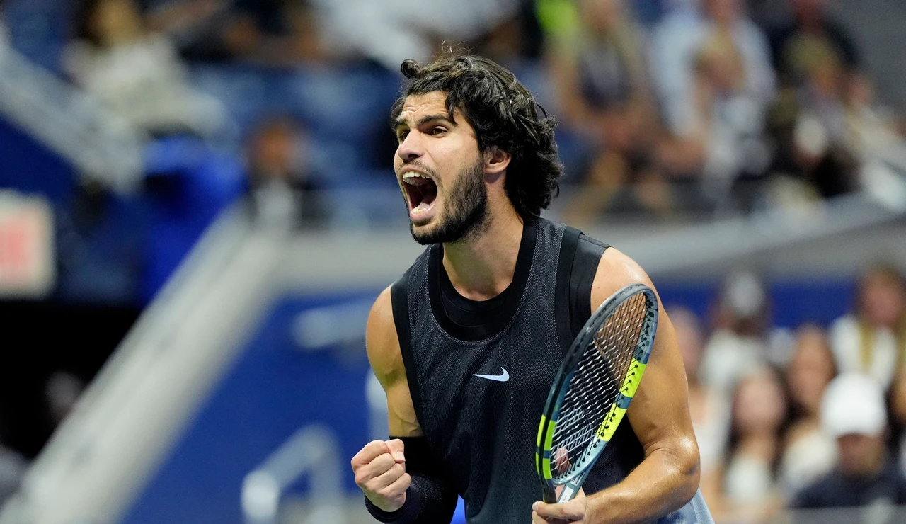 Carlos Alcaraz grita tras lograr un punto ante Ben Shelton en la Arthur Ashe