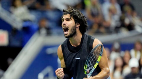 Carlos Alcaraz grita tras lograr un punto ante Ben Shelton en la Arthur Ashe
