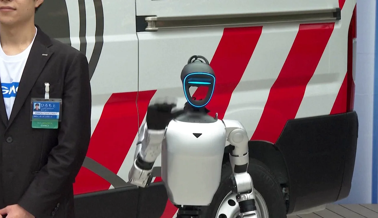 Un robot posa junto a la ambulancia de robots humanoides japonesa.