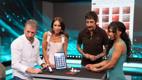 Marron sorprende a Paula Echevarría con las uñas que cambian de color... ¡con sólo tocarlas! Marron sorprende a Paula Echevarría con las uñas que cambian de color... ¡con sólo tocarlas!