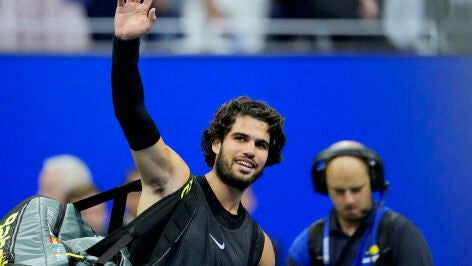 Carlos Alcaraz se despide con una sonrisa del p&uacute;blico de la Arthur Ashe