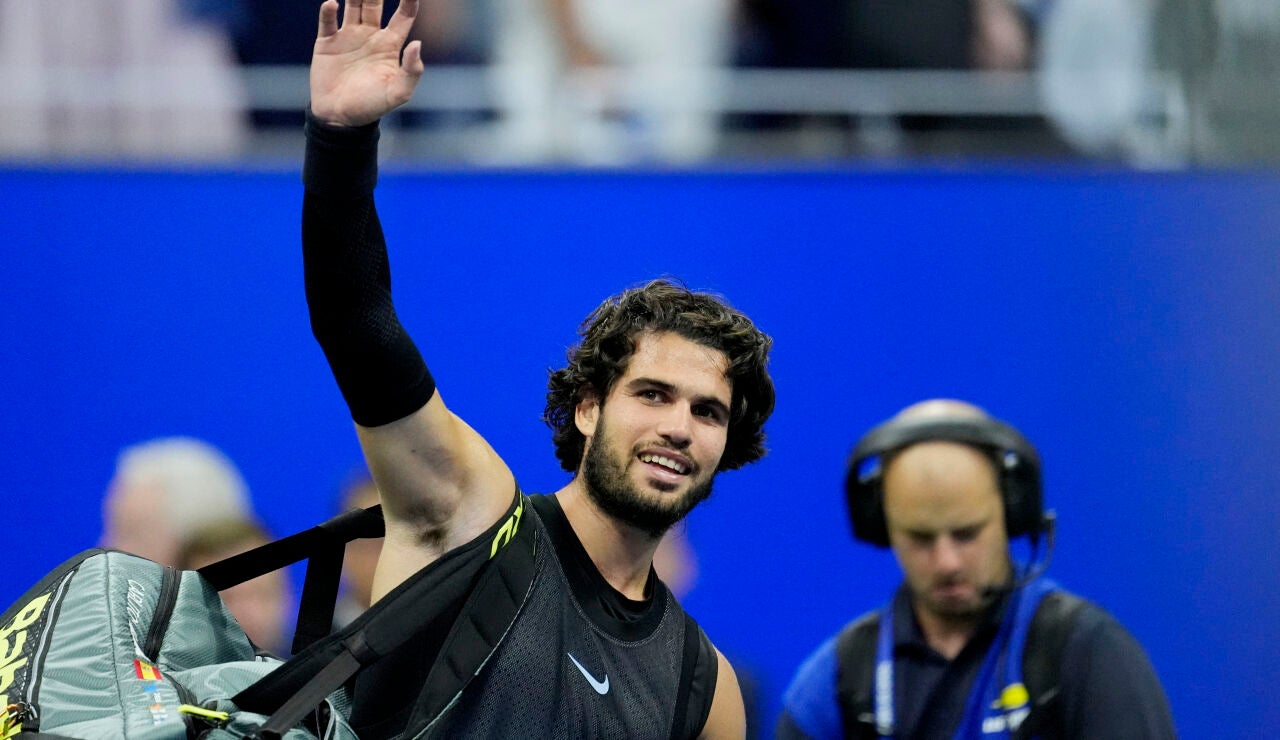 Carlos Alcaraz se despide con una sonrisa del p&uacute;blico de la Arthur Ashe