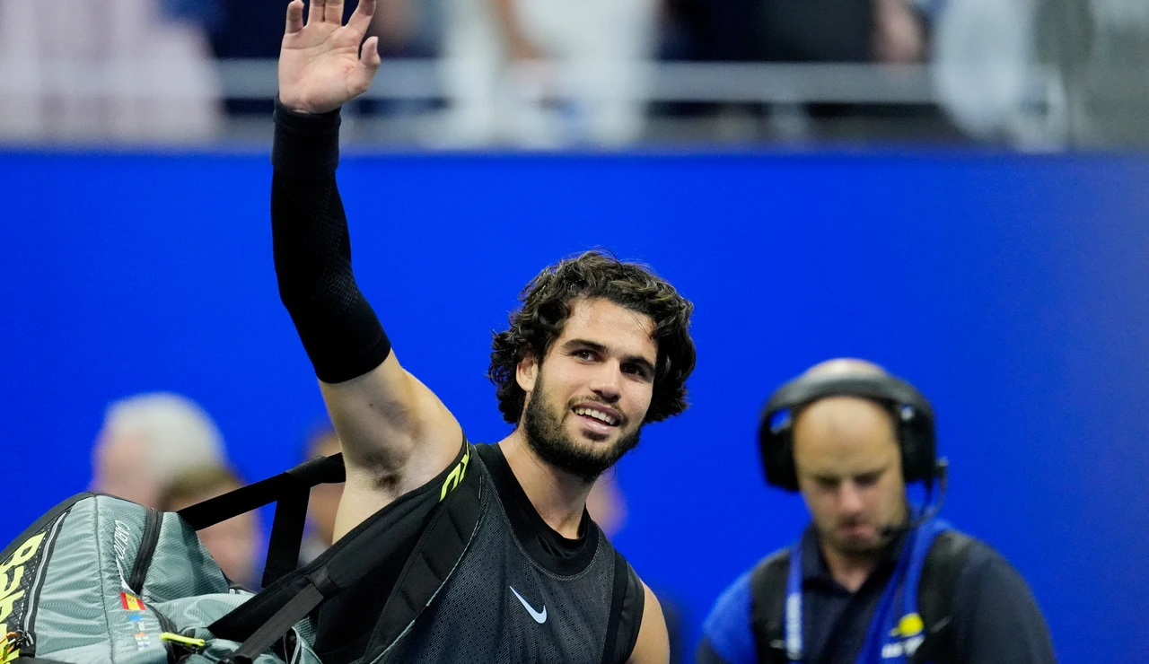 Carlos Alcaraz se despide con una sonrisa del público de la Arthur Ashe