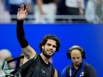 Carlos Alcaraz se despide con una sonrisa del p&uacute;blico de la Arthur Ashe