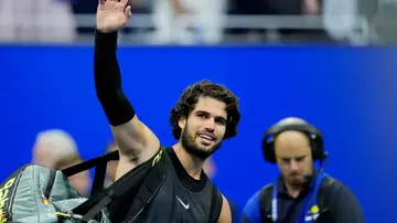 Carlos Alcaraz se despide con una sonrisa del público de la Arthur Ashe Carlos Alcaraz se despide con una sonrisa del público de la Arthur Ashe