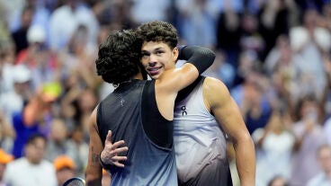 Carlos Alcaraz felicita a Ben Shelton en la Arthur Ashe