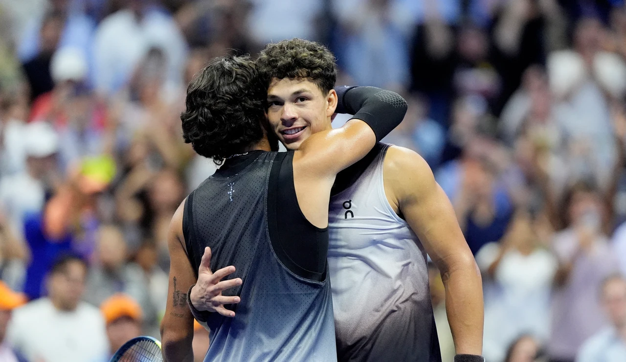 Carlos Alcaraz felicita a Ben Shelton en la Arthur Ashe