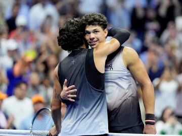Carlos Alcaraz felicita a Ben Shelton en la Arthur Ashe