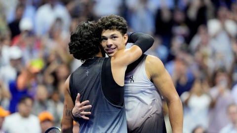 Carlos Alcaraz felicita a Ben Shelton en la Arthur Ashe