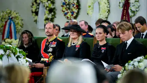 Familia real noruega en el funeral del rey Harald V Familia real noruega en el funeral del rey Harald V
