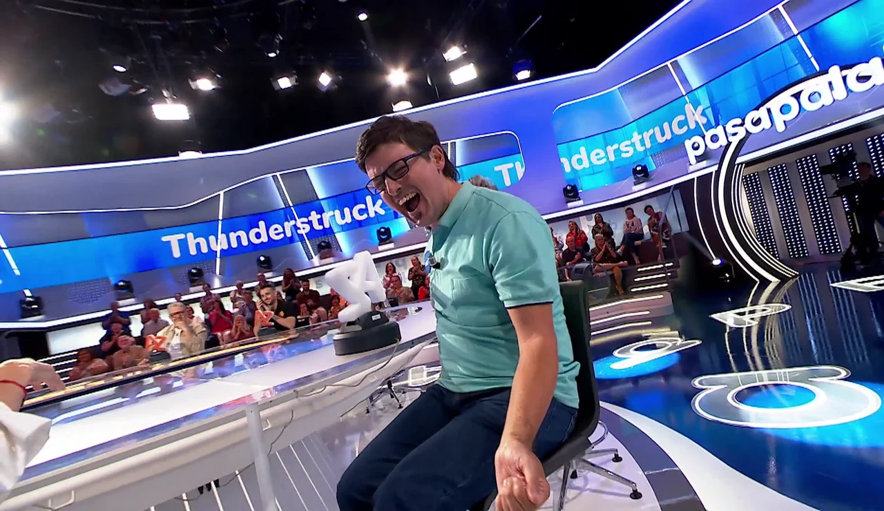 Moisés, rockero total en La Pista: desmelenado con su pleno al ritmo de ‘Thunderstruck’