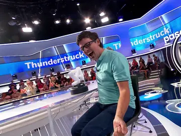 Moisés, rockero total en La Pista: desmelenado con su pleno al ritmo de ‘Thunderstruck’ Moisés, rockero total en La Pista: desmelenado con su pleno al ritmo de ‘Thunderstruck’