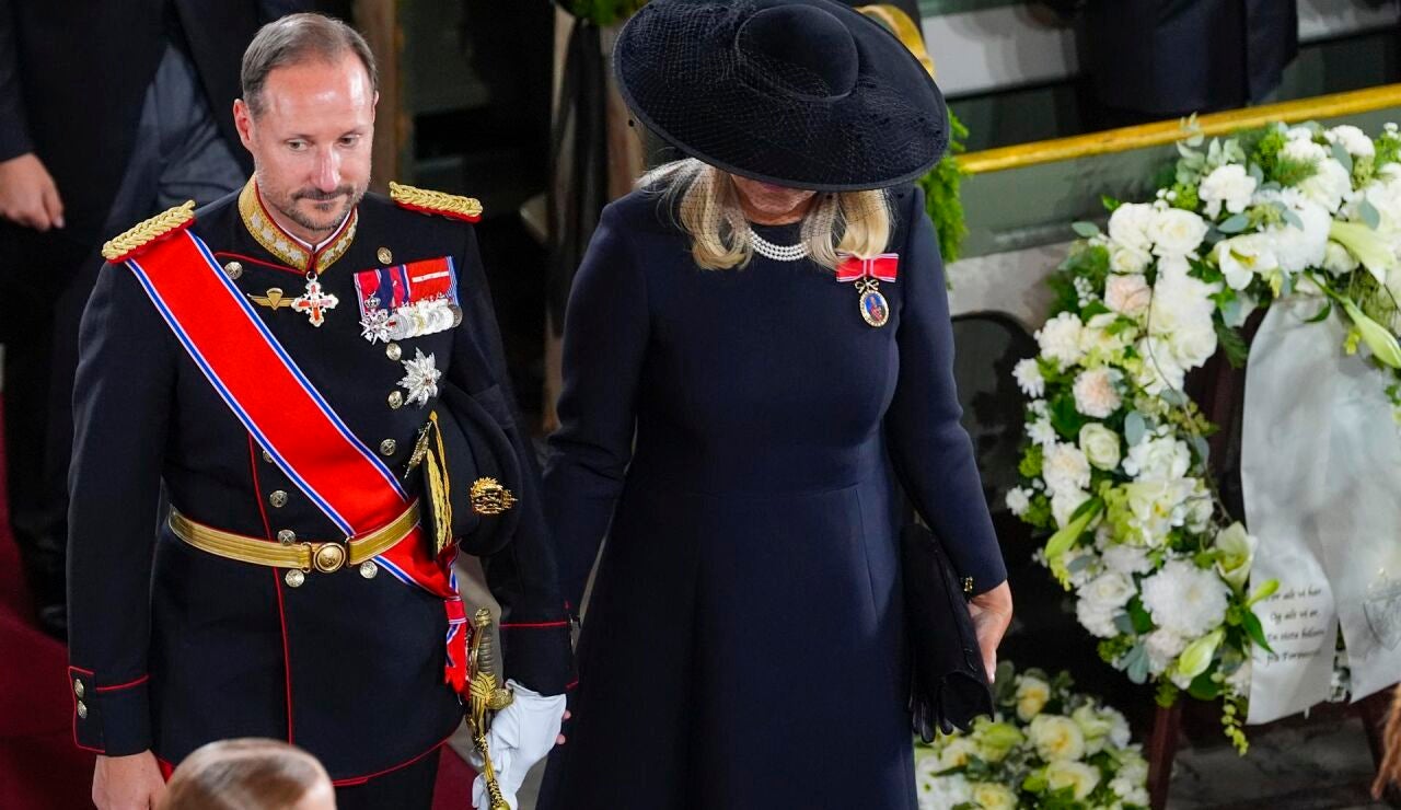 El rey Haakon VIII y la reina Mette-Marit tras la ceremonia f&uacute;nebre 