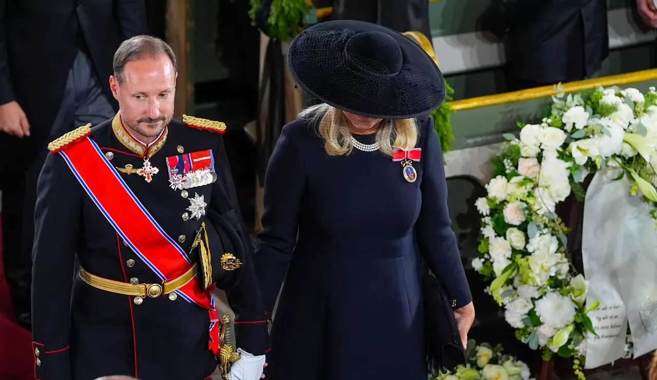 El rey Haakon VIII y la reina Mette-Marit tras la ceremonia fúnebre