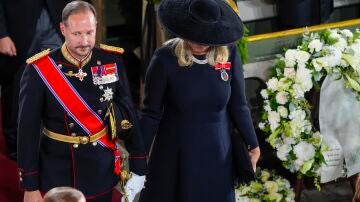 El rey Haakon VIII y la reina Mette-Marit tras la ceremonia f&uacute;nebre 
