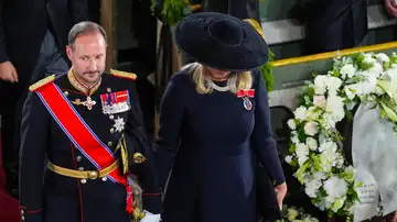 El rey Haakon VIII y la reina Mette-Marit tras la ceremonia fúnebre El rey Haakon VIII y la reina Mette-Marit tras la ceremonia fúnebre