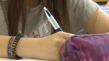 Imagen de una alumna en un aula Imagen de una alumna en un aula