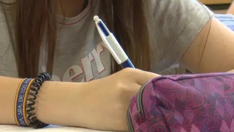 Imagen de una alumna en un aula Imagen de una alumna en un aula