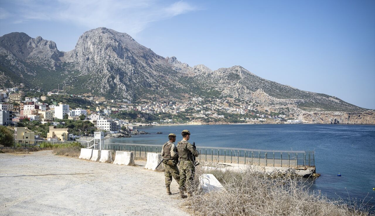 Militares patrullan la frontera de Ceuta