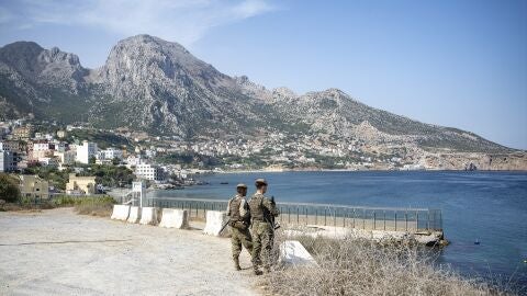 Militares patrullan la frontera de Ceuta