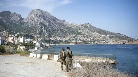 Militares patrullan la frontera de Ceuta Militares patrullan la frontera de Ceuta