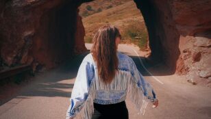 Mujer con una chaqueta de estilo western