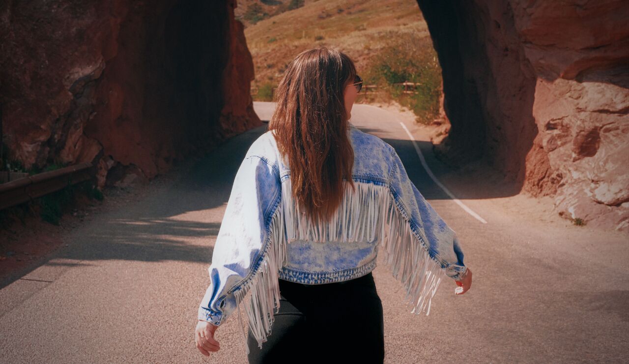 Mujer con una chaqueta de estilo western