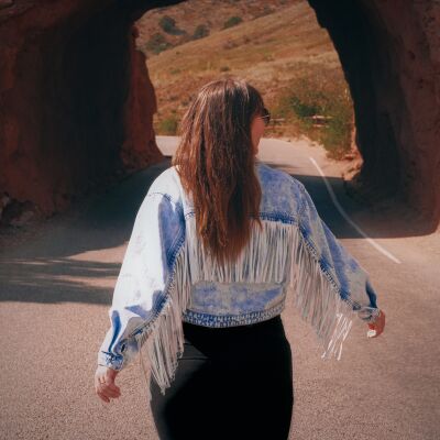 Mujer con una chaqueta de estilo western