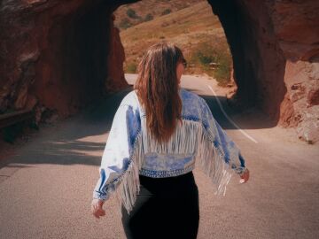 Mujer con una chaqueta de estilo western