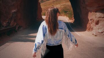 Mujer con una chaqueta de estilo western