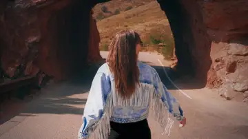 Mujer con una chaqueta de estilo western Mujer con una chaqueta de estilo western