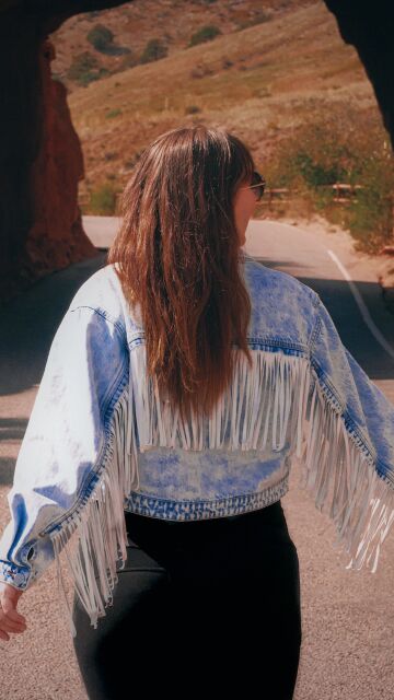 Mujer con una chaqueta de estilo western