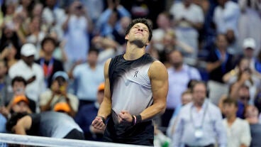Ben Shelton celebra la victoria ante Carlos Alcaraz en el US Open