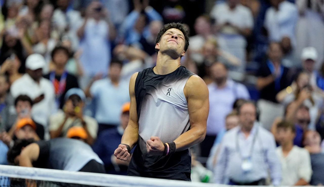 Ben Shelton celebra la victoria ante Carlos Alcaraz en el US Open