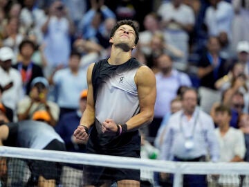 Ben Shelton celebra la victoria ante Carlos Alcaraz en el US Open