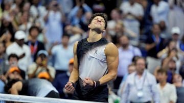 Ben Shelton celebra la victoria ante Carlos Alcaraz en el US Open