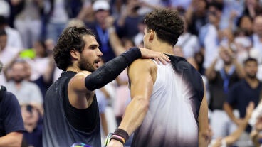 Alcaraz y Shelton se saludan en la red tras su partido en el US Open