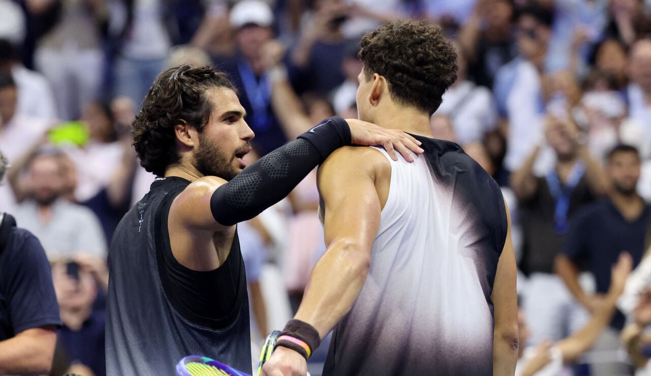 Alcaraz y Shelton se saludan en la red tras su partido en el US Open