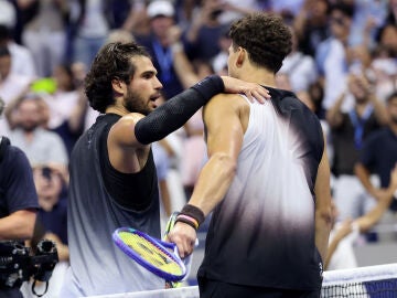 Alcaraz y Shelton se saludan en la red tras su partido en el US Open