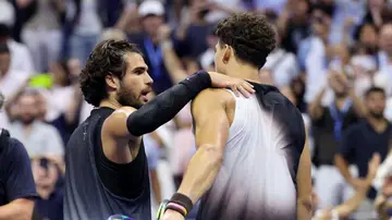 Alcaraz y Shelton se saludan en la red tras su partido en el US Open Alcaraz y Shelton se saludan en la red tras su partido en el US Open
