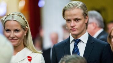 Marius Borg H&oslash;iby y su madre, la reina Mette-Marit, en una imagen de archivo.