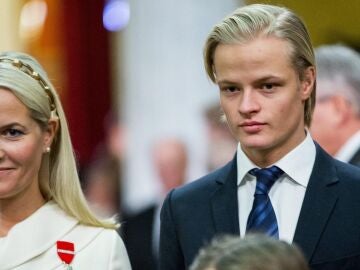 Marius Borg H&oslash;iby y su madre, la reina Mette-Marit, en una imagen de archivo.